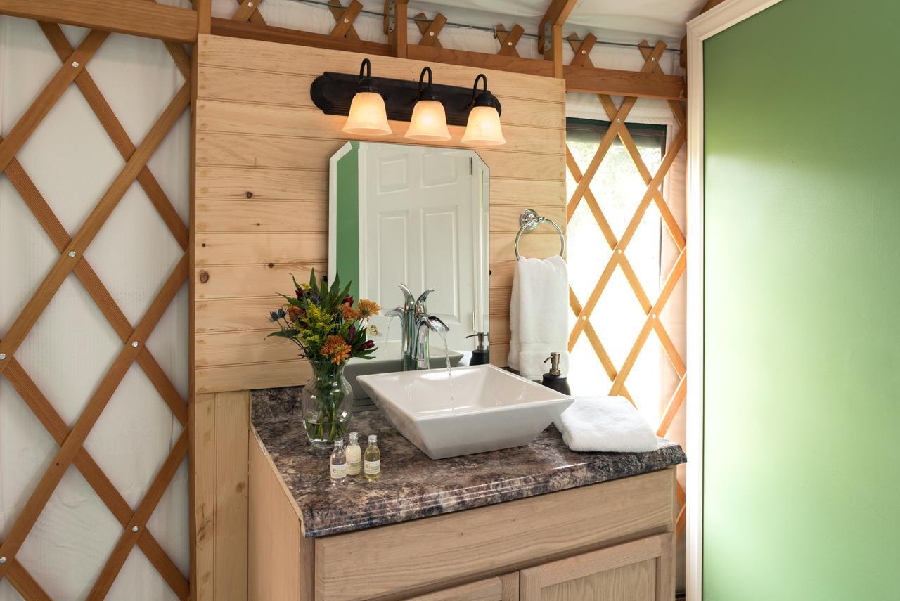Yale Manor B&B & Yurt Glamping Exterior photo