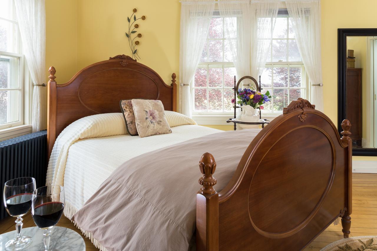 Yale Manor B&B & Yurt Glamping Exterior photo