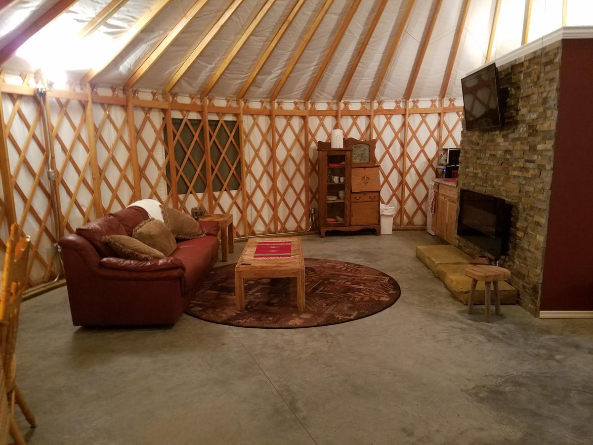 Yale Manor B&B & Yurt Glamping Exterior photo